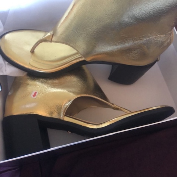 AKIRA AZALEA WANG GOLD CHUNKY SANDAL Size 99 - Picture 1 of 3
